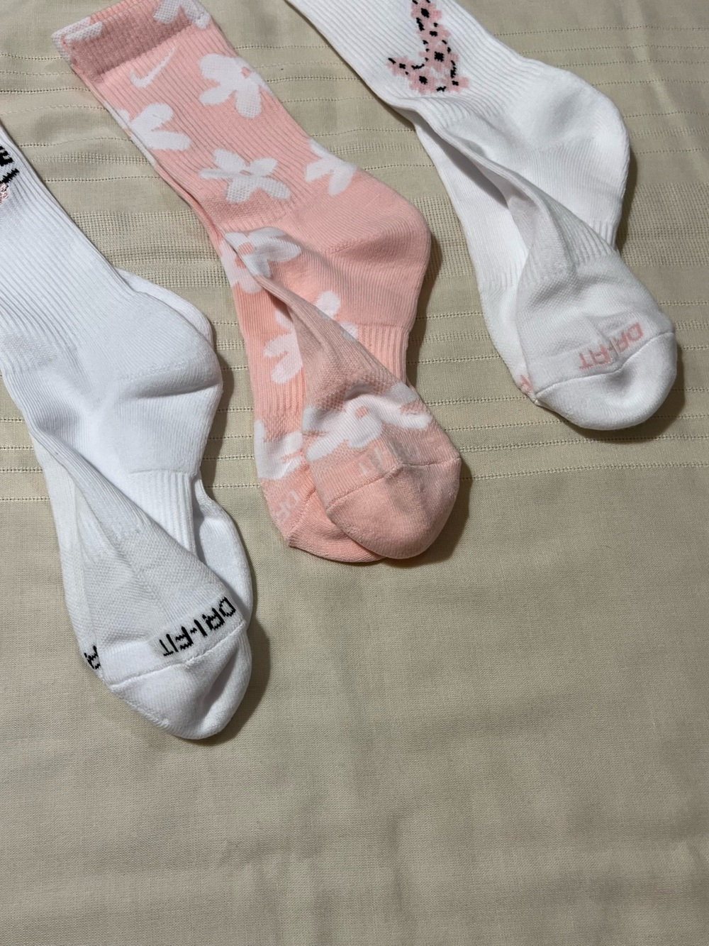 Nike Everyday Plus Dri-FIT Pink & White Floral Crew Sock Trio - Picture 5 of 15